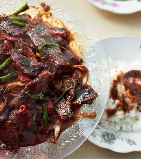 Nasi Dagang dengan Kari Ikan Tongkol dan Acar Jelatah